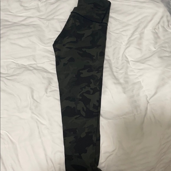 Lululemon size 2 Wunder Under crop - Picture 3 of 5